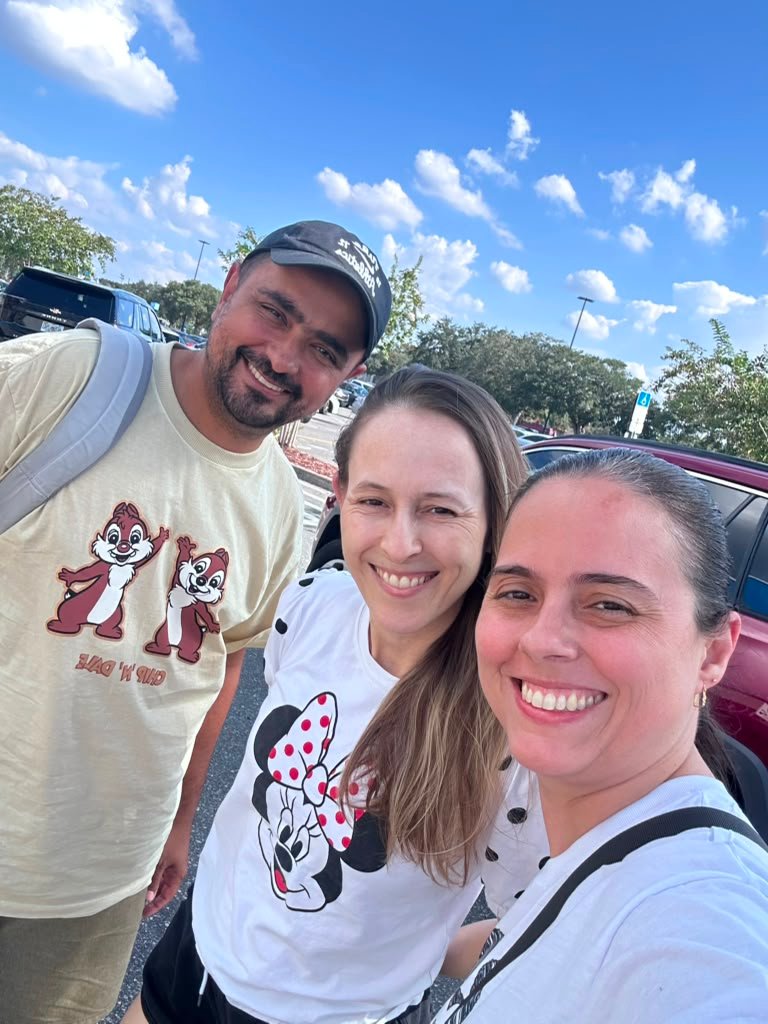 Família cliente com a Ana nos parques de Orlando