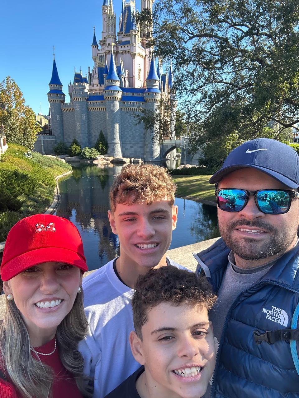 Família cliente com a Ana nos parques de Orlando