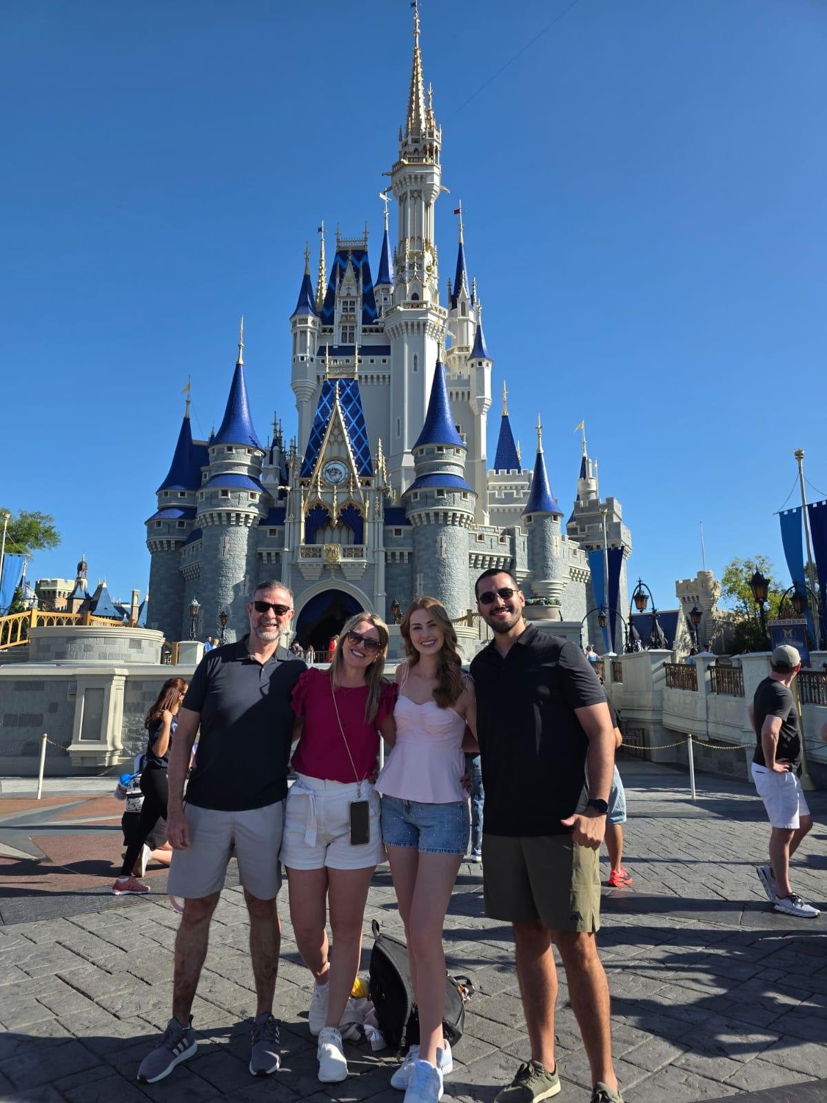 Família cliente com a Ana nos parques de Orlando